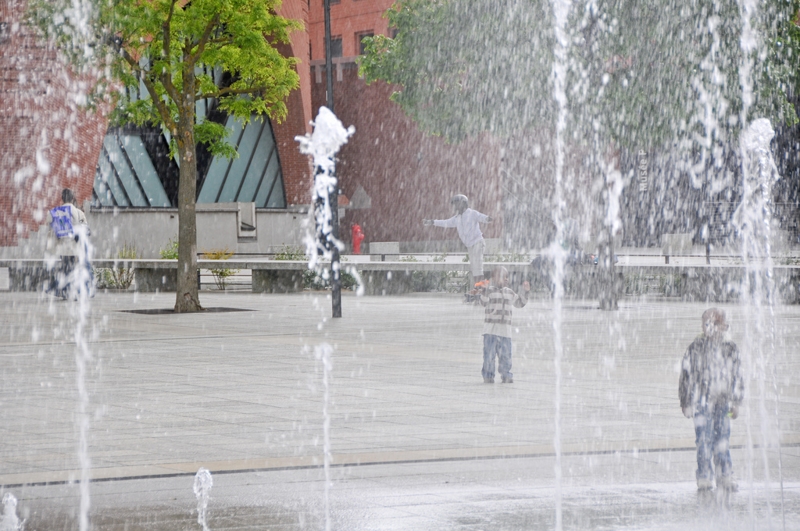 Evry Daily Photo - Place des droits de l homme - Le danseur 3 - large.jpg